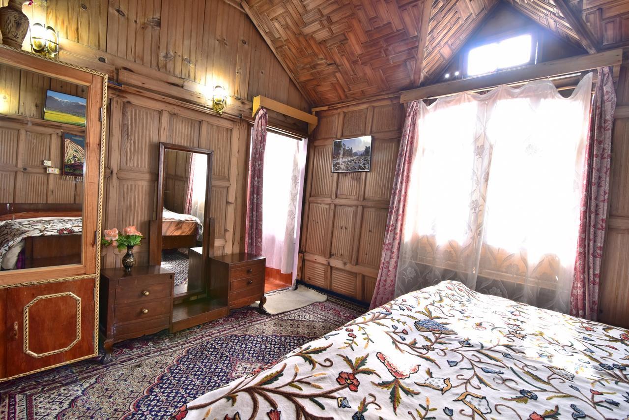 โกลเดน โฮป กรุ๊ปออฟโบ๊ต Hotel ศรีนาการ์ ภายนอก รูปภาพ