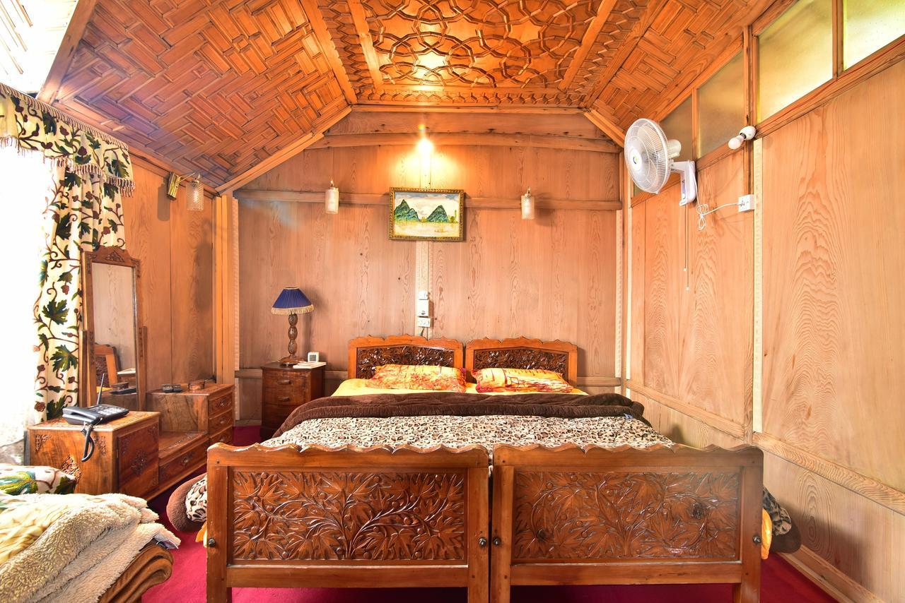 โกลเดน โฮป กรุ๊ปออฟโบ๊ต Hotel ศรีนาการ์ ภายนอก รูปภาพ